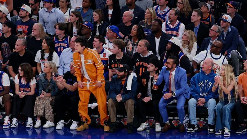Celebridades assistem ao jogo do Knicks no Madison Square Garden.