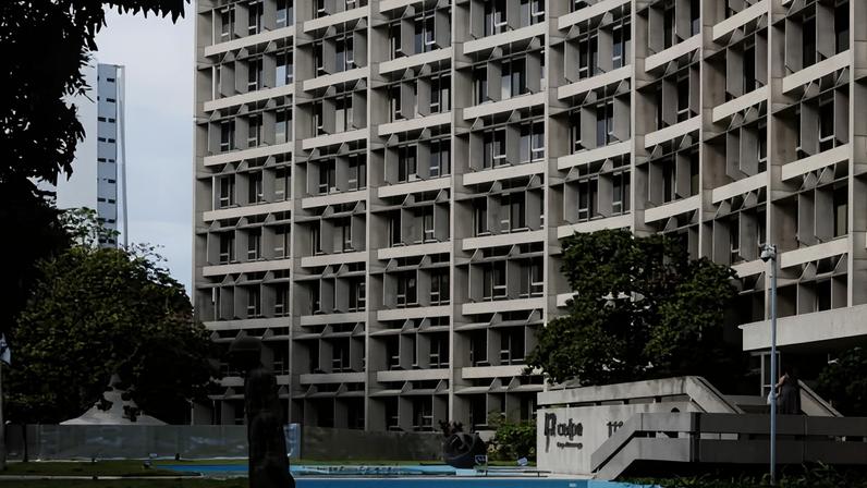 O projeto Prédios do Recife, da arquiteta Maria Laura Pires, resultou em duas publicações que, por meio de fotografias e pequenos textos, buscam dar visibilidade ao patrimônio arquitetônico modernista da capital pernambucana. Na imagem, o edifício-sede da Companhia Energética de Pernambuco (CELPE), considerado um marco da arquitetura moderna no estado por suas soluções projetuais adaptadas ao clima quente e úmido da região. O projeto foi assinado pelos arquitetos Vital Pessoa de Melo (1936–2010) e Reginaldo Esteves (1930–2012), com paisagismo de Roberto Burle Marx (1909–1994)