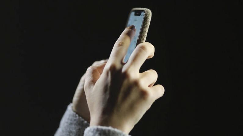 Verificação de idade para usuários existentes será implementada ao longo de 6 meses na Malásia; na imagem, pessoa utiliza um aparelho celular
