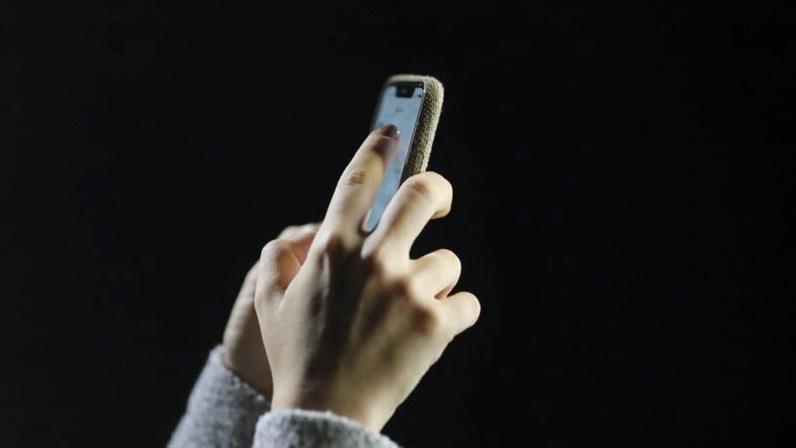"Só vamos acertar nas respostas pelos governos, pelas políticas públicas, quando tivermos mais realismo nas informações", disse a ministra Márcia Lopes; na imagem, as mãos de uma mulher seguram um celular