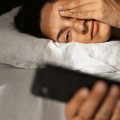 Pegar o celular ao acordar pode aumentar o estresse matinal