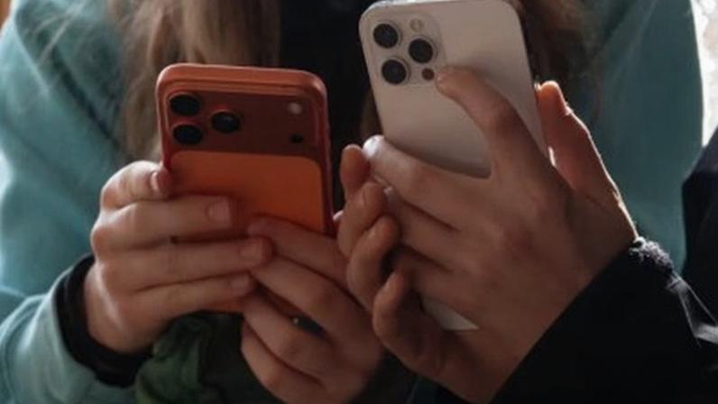 Pesquisadores afirmaram que o smartphone pode ter se tornado um "substituto" para o contato físico e a interação humana presencial