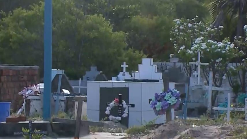 Imagem colorida, Caixões boiando: cemitério à beira-mar tem série de irregularidades- Metrópoles