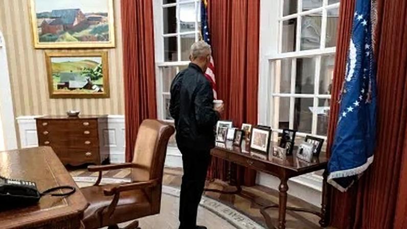 O presidente Obama visitando a réplica em tamanho real do Salão Oval, tal como era durante seu governo