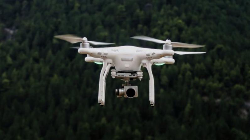 Na imagem, um drone em momento de utilização. O novo modelo proposto pela Anac cria exigências proporcionais ao grau de complexidade de cada missão dos drones