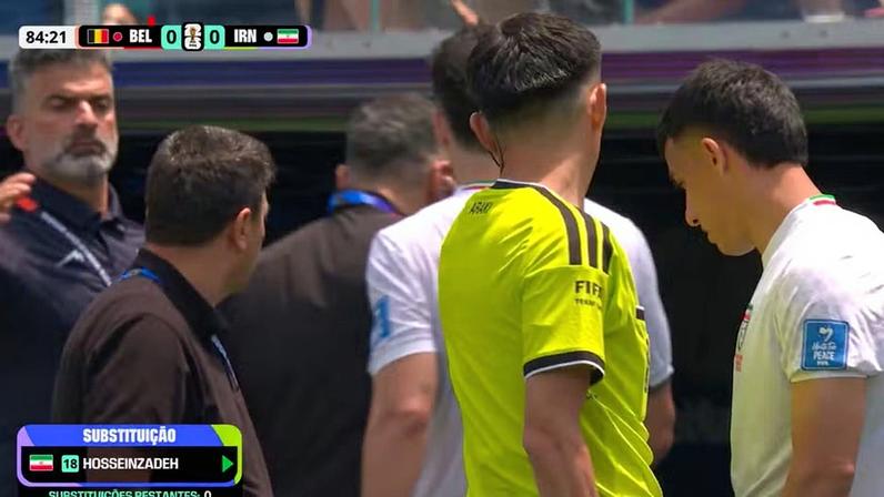 Arbitragem não permite entrada do atacante do Irã após demora na substituição — Foto: Reprodução/CazéTV