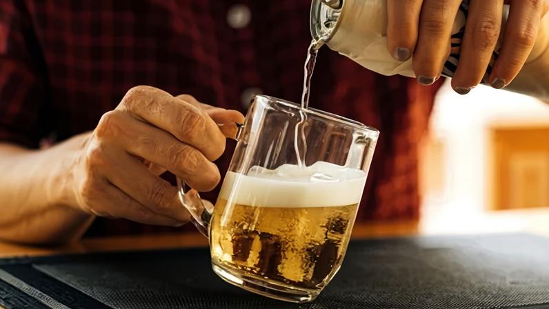 Cientista criou, em sua própria casa, uma cerveja com leveduras geneticamente modificadas para estimular resposta imune contra poliomavírus