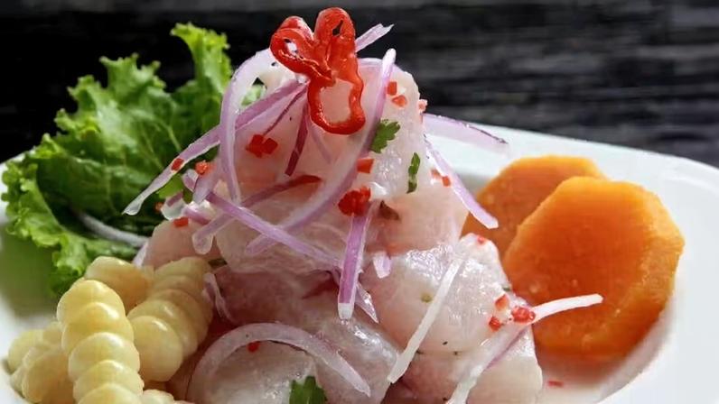Ceviche de pescado é um prato típico de Lima, cidade do Peru que lidera lista das 20 melhores destinos gastronômicos de 2026 — Foto: Divulgação/Cebicheria La Mar