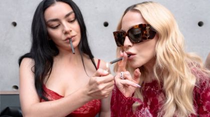 Charli XCX acendeu cigarro para Madonna em evento de moda