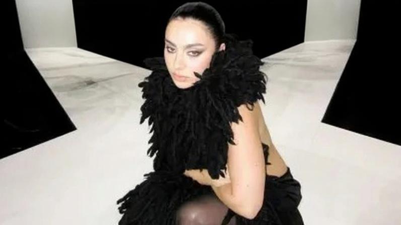 Charli XCX enfrenta momento desafiador