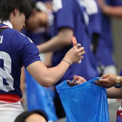 Torcedores japoneses recolhem lixo no estádio após empate com a Holanda