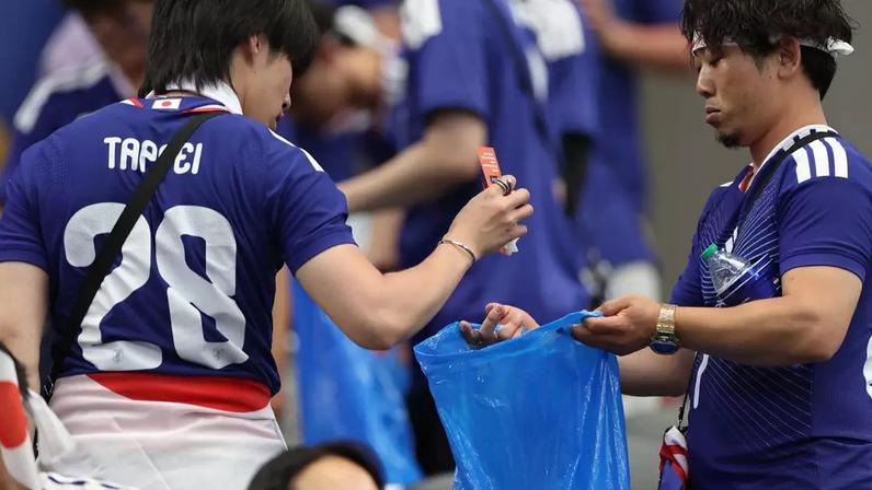 Torcedores do Japão recolhem lixo do estádio após empate com a Holanda na Copa do Mundo