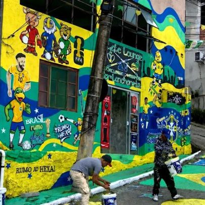 Brasileiros pintam ruas de verde e amarelo em todo o país