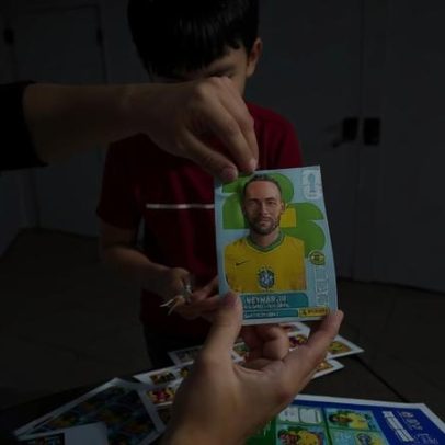 Menino de 10 anos imprime figurinhas da Copa para economizar