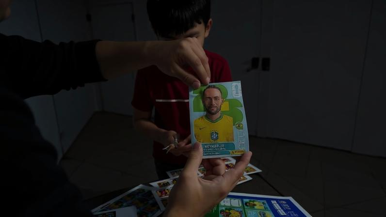 Bryan imprimiu todas as figurinhas do álbum