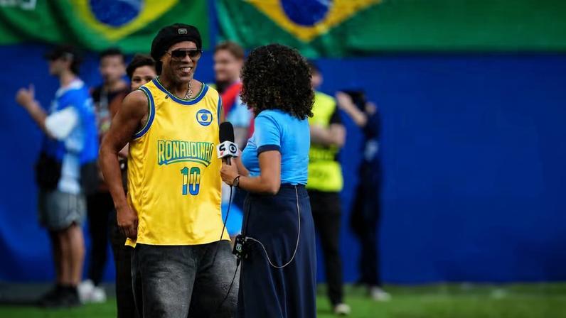 Ronaldinho usa tênis personalizado do Brasil com seis estrelas — Foto: Getty Images