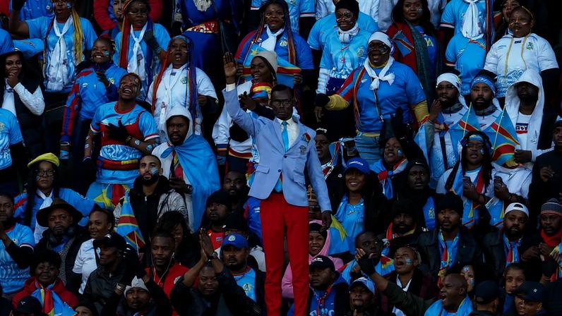 O torcedor da República Democrática do Congo Michel Kuka Mboladinga posa caracterizado como uma estátua de Patrice Lumumba, herói da independência do país. — Foto: REUTERS/Siphiwe Sibeko/Foto de arquivo