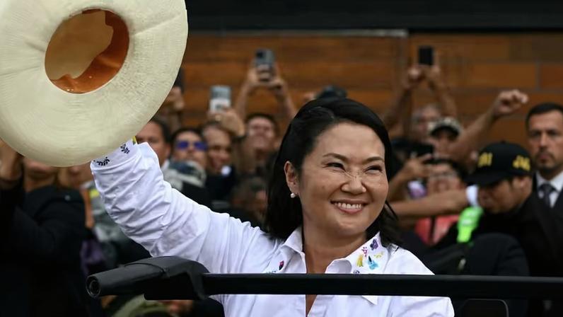 Montagem mostra os candidatos à presidência do Peru Roberto Sánchez e Keiko Fujimori em 7 de junho de 2026, dia da votação do segundo turno — Foto: ERNESTO BENAVIDES / AFP