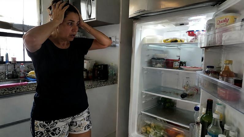 Geladeira Electrolux liga, mas não gela: saiba causas e soluções