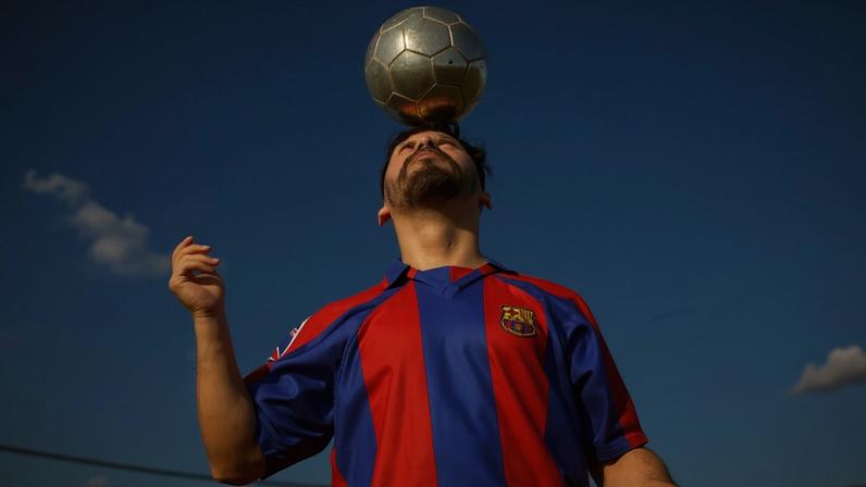 Cabecear bola de futebol está ligado a declínio de funções cerebrais