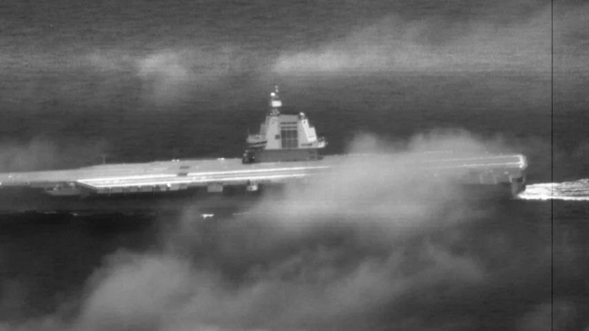 Porta-aviões chinês Fujian, o mais novo e avançado da frota da China, navega pelo Estreito de Taiwan durante trânsito monitorado pelas Forças Armadas taiwanesas. (Foto: Ministério da Defesa de Taiwan/EFE)
