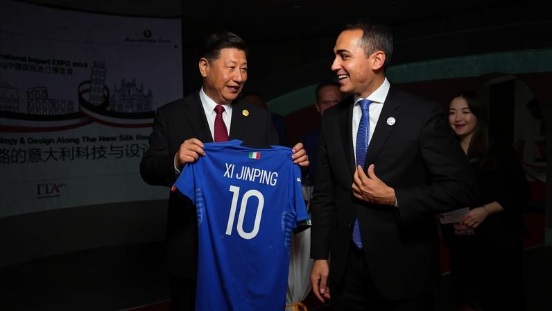 O ditador chinês, Xi Jinping, recebe camisa da seleção da Itália com seu nome durante evento em Xangai, em 2019 (Foto: ALESSANDRO DI MEO/EFE/EPA)