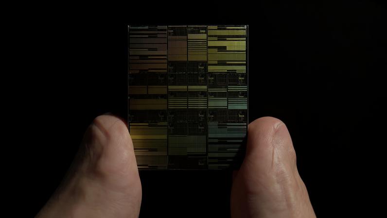 Novo chip da IBM tem tamanho de uma unha — Foto: Divulgação