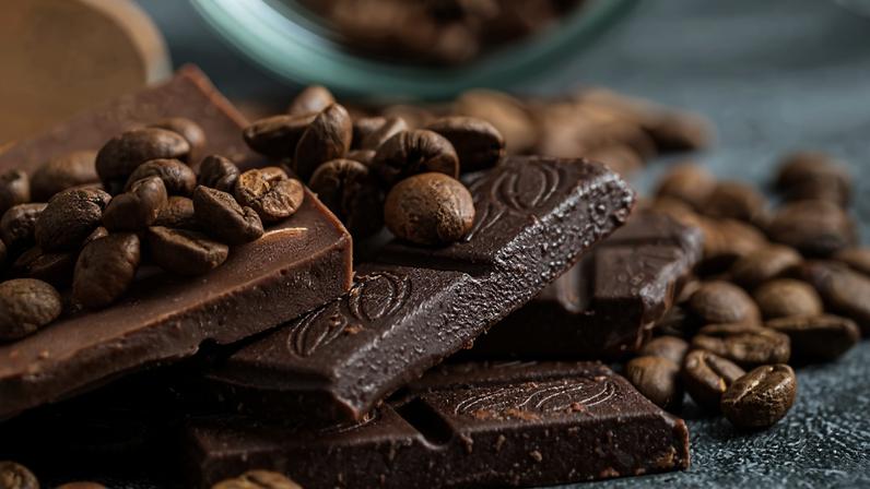 Imagem colorida de tabletes de chocolates com grãos de café - Metrópoels