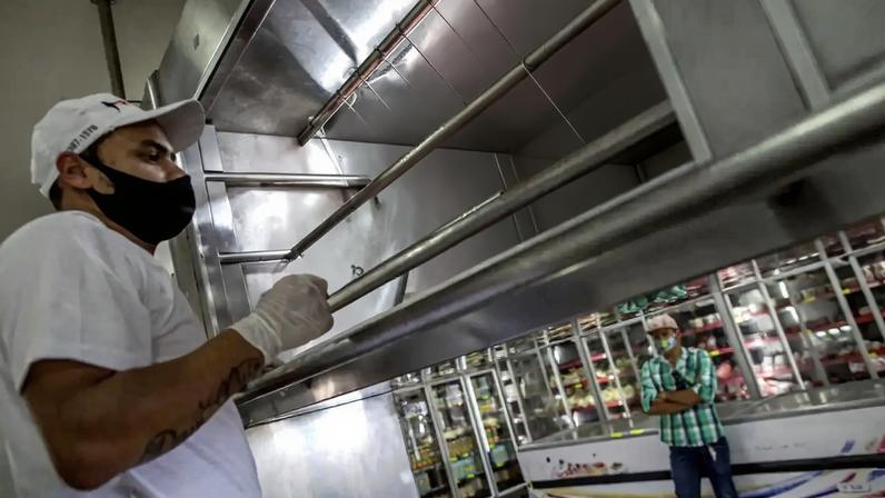 O maior fornecedor de carne bovina do mundo vê seus próprios consumidores reduzindo o consumo, um sinal de dificuldades econômicas e de crescentes tensões políticas para o presidente Luiz Inácio Lula da Silva. (Foto: Victor Moriyama/Bloomberg)