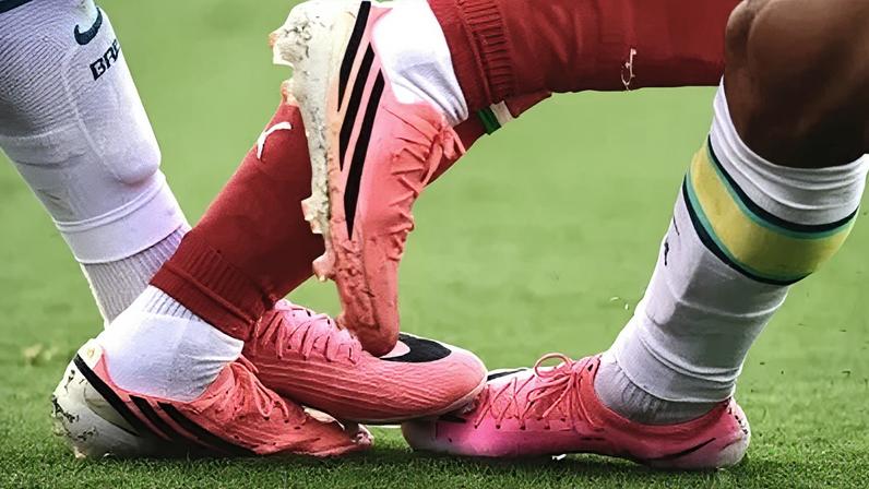 Choque entre chuteiras rosas de diferentes marcas em Brasil 1 x 1 Marrocos