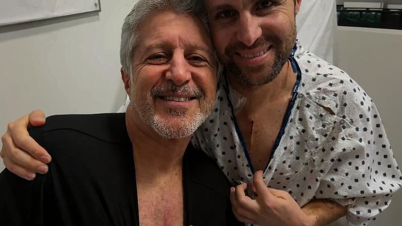 Pai e filho passam por cirurgias cardíacas e celebram com a mesma cicatriz: “Superamos isso juntos” — Foto: Reprodução/People