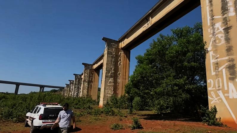 Imagem colorida de Ponte do Esqueleto, com viatura abaixo - Metrópoles