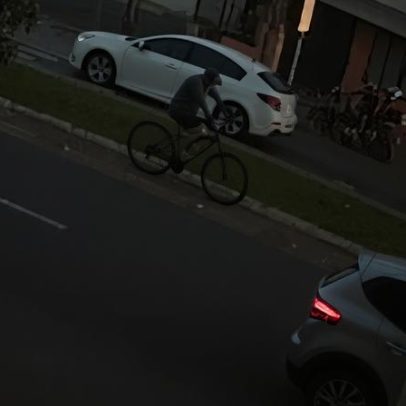 Ciclista morre após colisão com mulheres que fotografavam na ciclofaixa