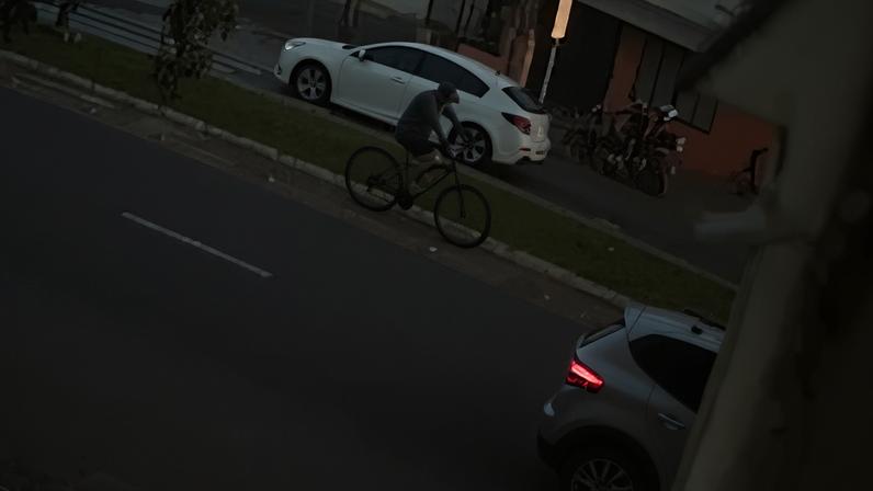 Ciclista colide com pedestres que tiravam foto na ciclofaixa e morre atropelado por carro