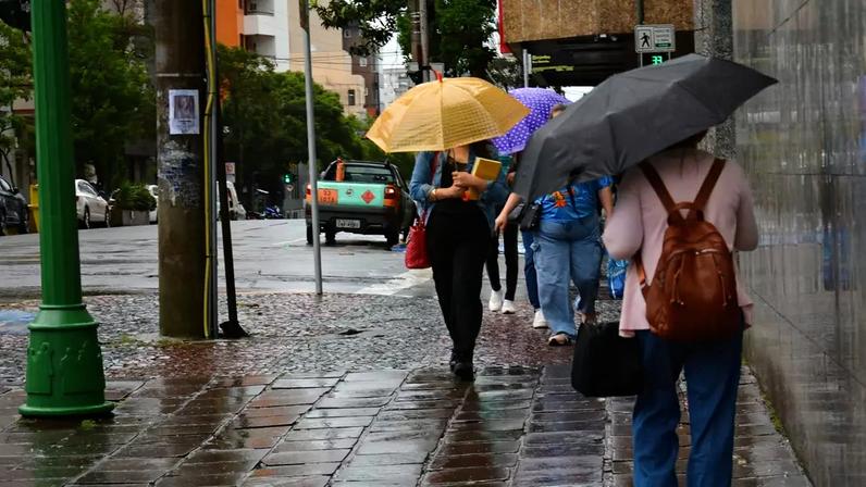 Imagens de clima tempo em Caxias do Sul nesta terça-feira, 9 de dezembro, com céu nublado, previsão de durante todo o dia, temperatura agradável, em torno de 18ºC, no momento com vento moderado. Caixas do Sul, RS