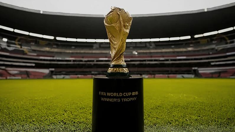 Estádio Azteca, que abre o Mundial 2026, com a taça da Copa do Mundo