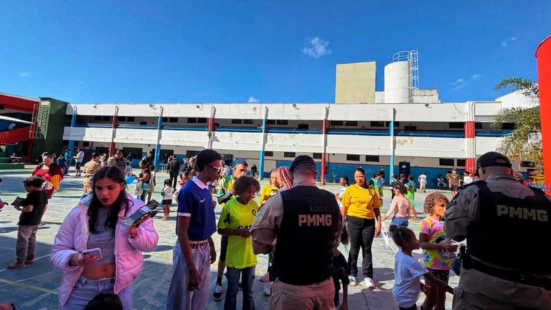 Para as crianças e famílias que já preenchem o pátio da escola, o clima é de festa