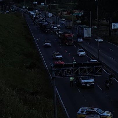 Batida entre moto e caminhão deixa dois feridos no Anel Rodoviário de BH