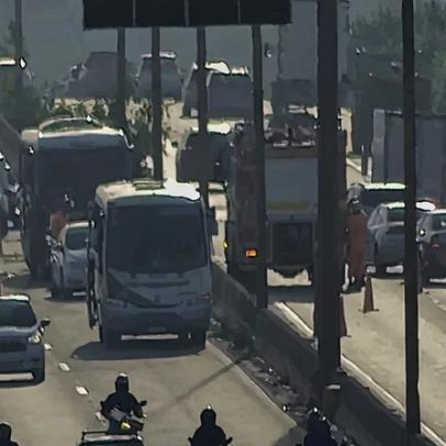 Colisão entre ônibus e carro trava trânsito no Anel Rodoviário de BH