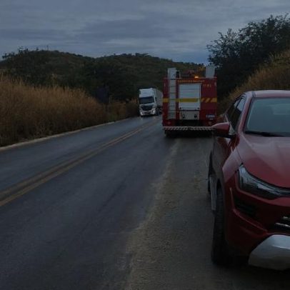 Caminhonete derrapa em óleo, capota na BR-251 e deixa dois feridos em MG