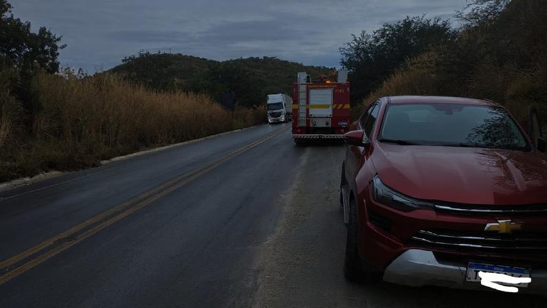 Antes de capotar, veículo saiu da pista e bateu em barranco