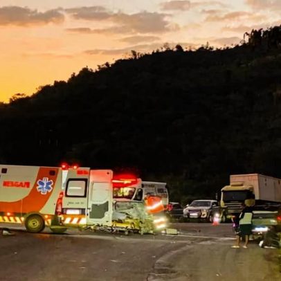 Acidente entre carros deixa dois feridos e fecha a BR-381