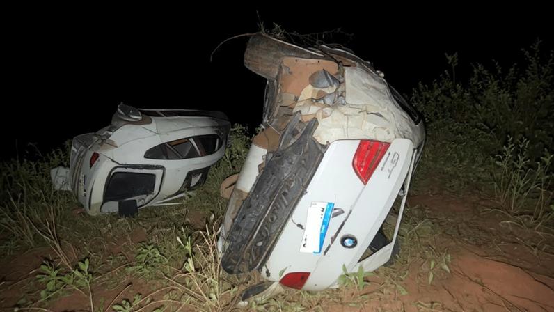Carro capotou em via e caiu em uma ribanceira no município de Imbé de Minas