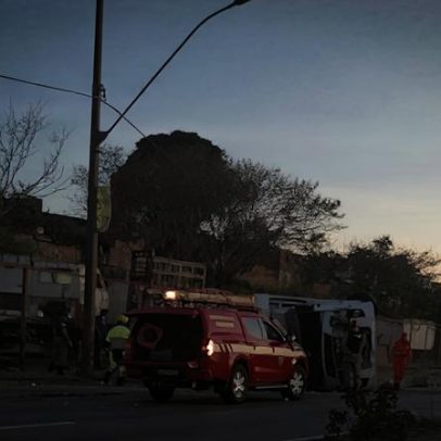 Carreta tomba e derruba poste, bloqueia a Via Expressa em Contagem