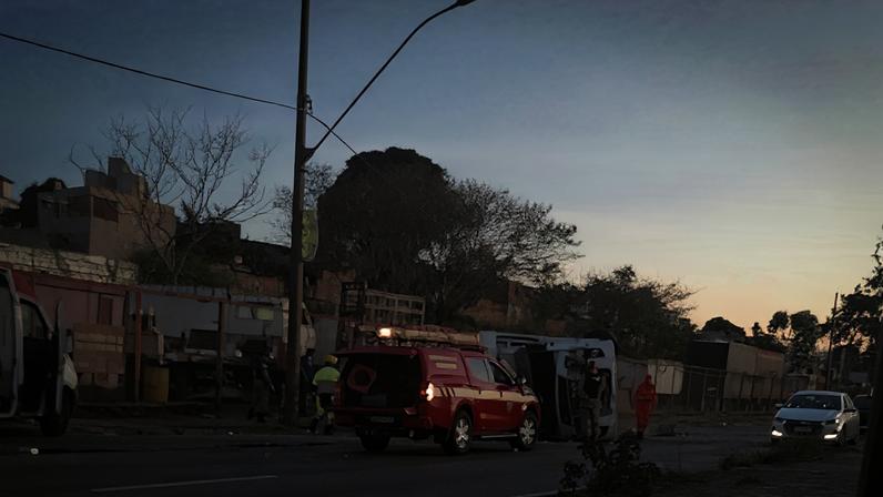 Tombamento de carreta trava o trânsito na Via Expressa, em Contagem
