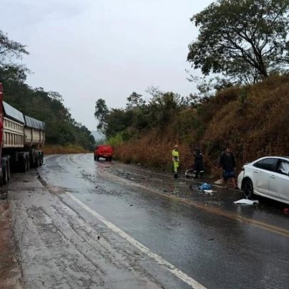 Colisão frontal entre carro e carreta mata dois na BR-354, em MG