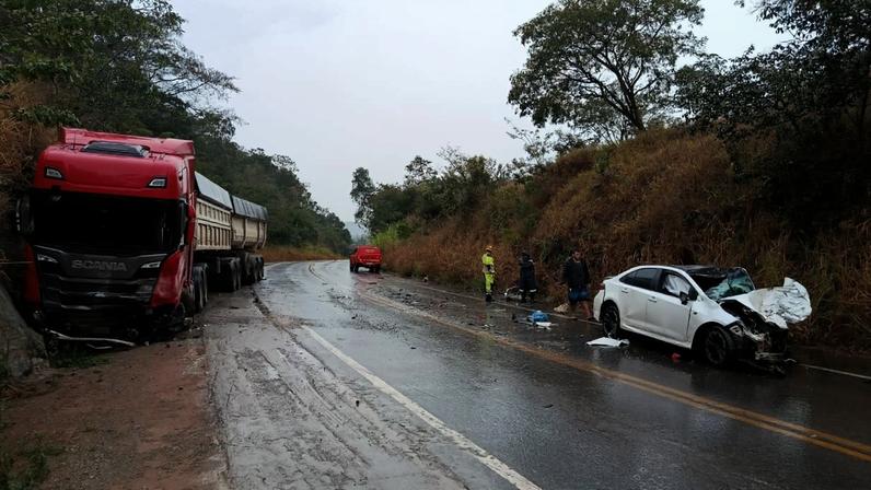 Homens que estavam no veículo de passeio morreram após colisão com carreta na BR-354