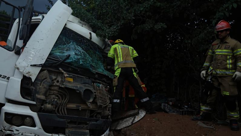 De acordo com o Corpo de Bombeiros Militar de Minas Gerais (CBMMG), o motorista ficou preso às ferragens