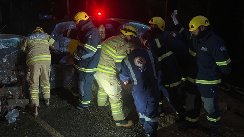 Um dos ocupantes do veículo foi arremessado para fora e morreu no local