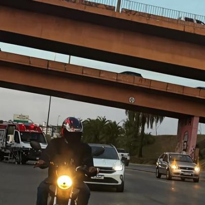 Acidente na Via Expressa, em Contagem, trava o trânsito nesta quarta-feira